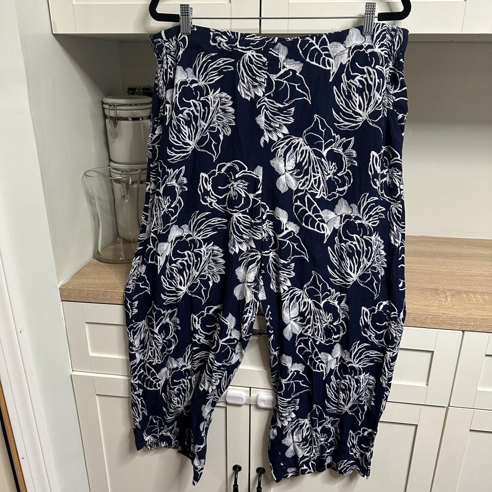 Chicos Crop Rayon Pants Women XL Navy Floral Elastic Waist Pull On Pockets Beach